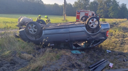 Wypadek, auto na dachu. Są poszkodowani. Przyleciał śmigłowiec LPR (ZDJĘCIA)