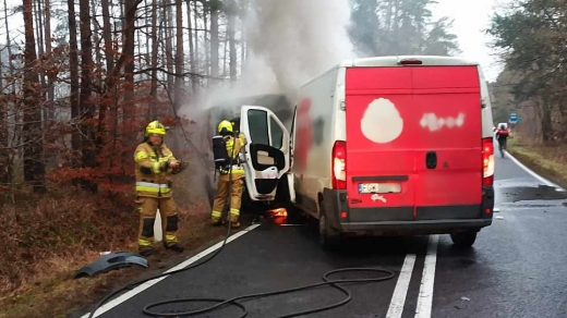 Wypadek na DW130. Czołówka busów, auta zapaliły się. Są ranni (ZDJĘCIA)