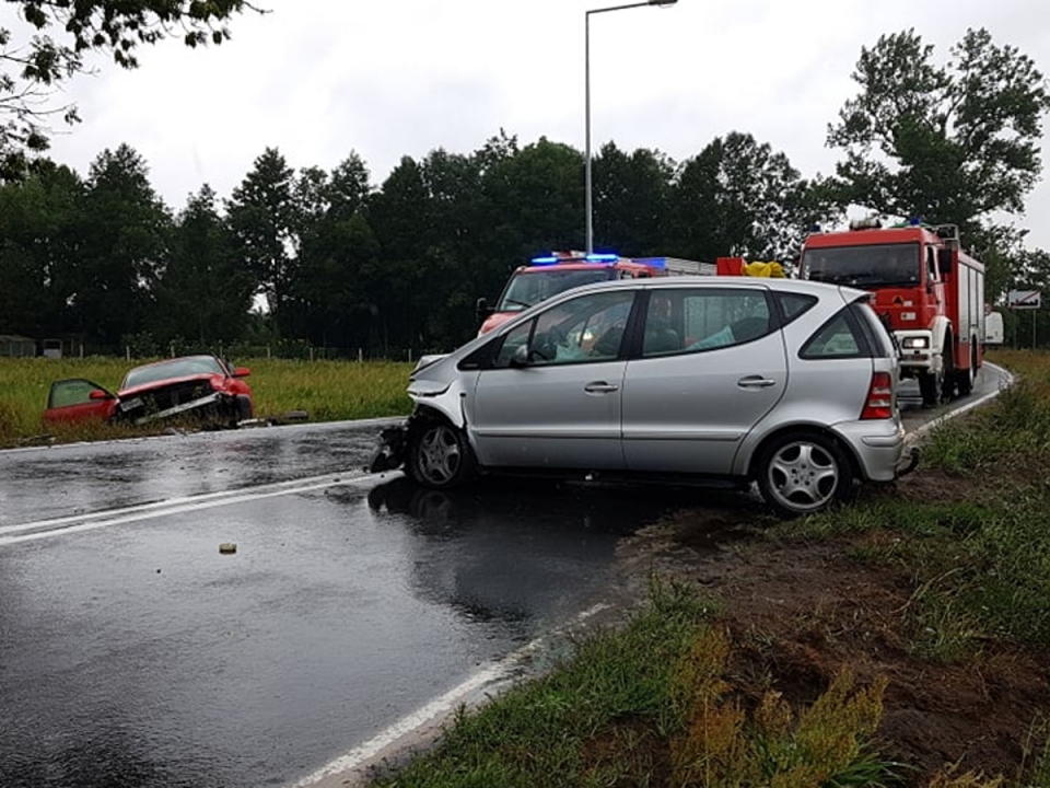 Wypadek w Zielonej Górze-Barcikowicach. Zderzyły się dwa samochody. Droga jest zablokowana (ZDJĘCIA)