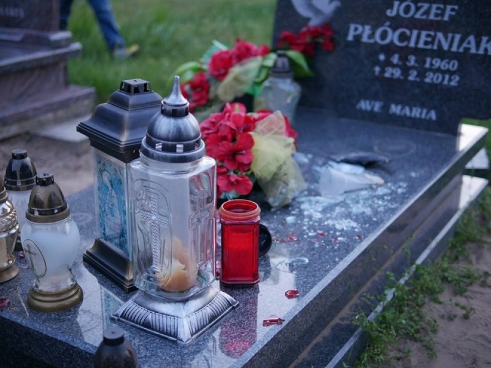 Wandale zniszczyli nagrobki na cmentarzu w Śmieszkowie. Policja szuka sprawców