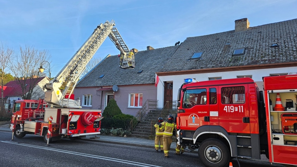 Nietypowa akcja strażaków. "Wszedł na czubek dachu" (ZDJĘCIA)