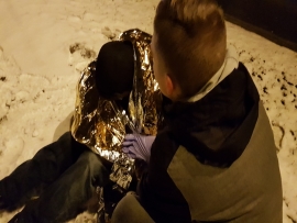 Młodzi strażacy pomogli bezdomnemu. Leżał w zaspie śniegu w Zielonej Górze (ZDJĘCIA)
