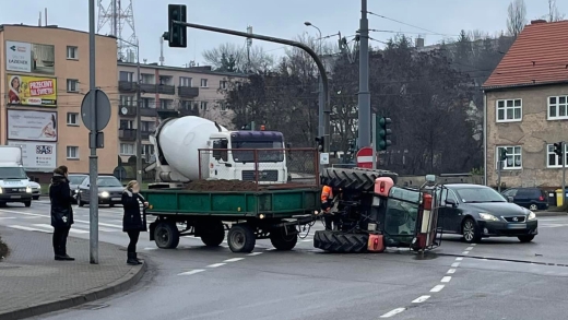 Traktor przewrócił się na rondzie w Gorzowie. Na miejscu pracują służby!