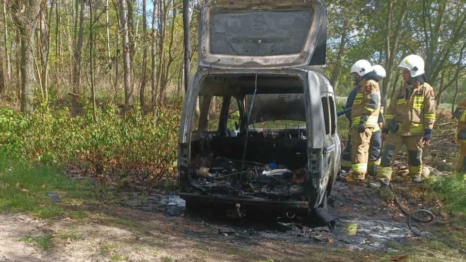 Pożar koło Sławy. Płonął samochód w lesie