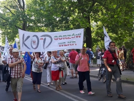 Jedna Polska, dość podziałów - to hasło manifestacji Komitetu Obrony Demokracji