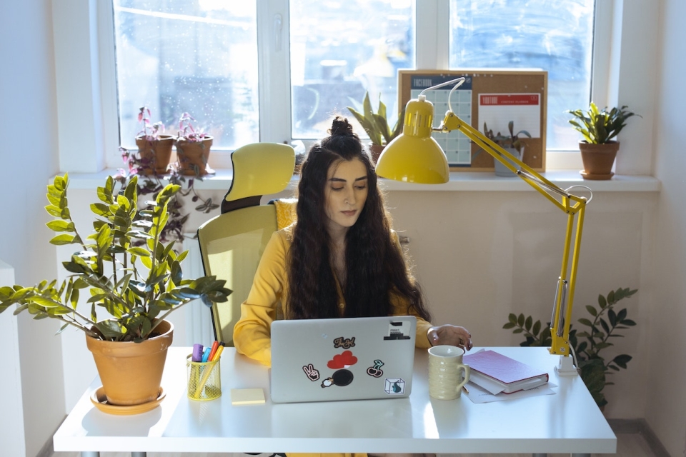 Wygodny home office – jak urządzić biuro, by móc pracować efektywniej?