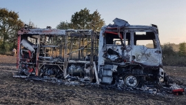 Kolejny pożar ścierniska w Lubomyślu pod Żarami. Spłonął wóz strażacki (ZDJĘCIA)
