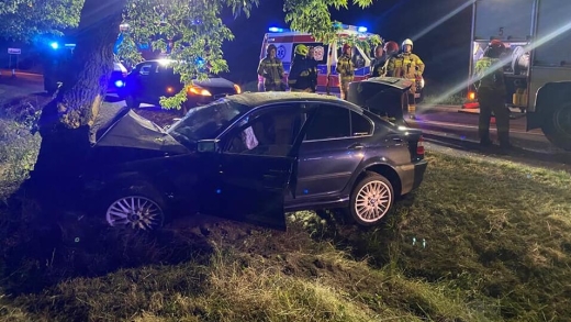 Nocny wypadek koło Świebodzina. Auto uderzyło w drzewo. Jedna osoba ranna (ZDJĘCIA)