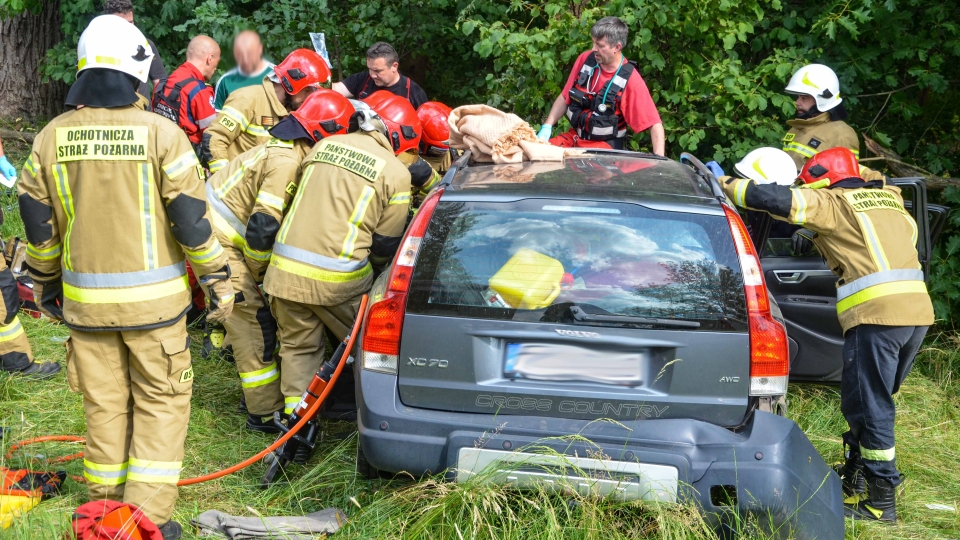 Tragiczny wypadek na DK27 w Świdnicy. Auto uderzyło w drzewo. Nie żyje kierowca!