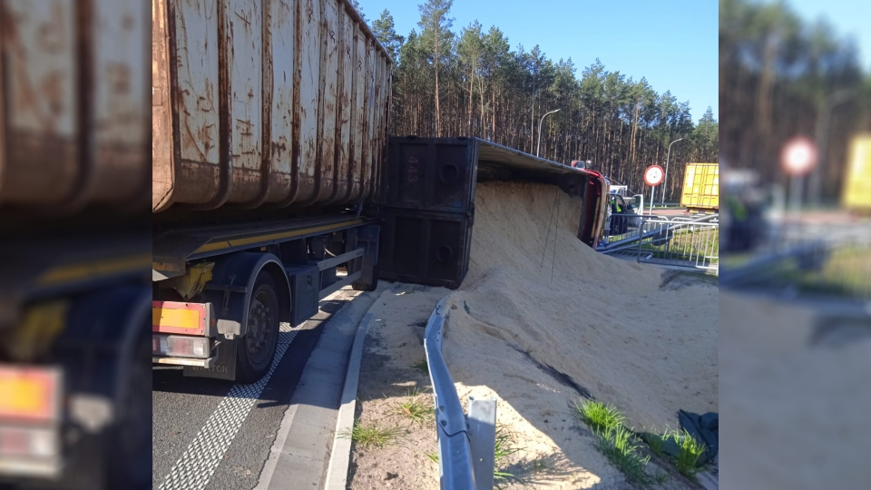 Zielona Góra: Ciężarówka z trocinami przewróciła się na nowym rondzie obwodnicy południowej!