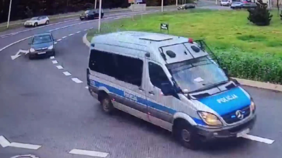 Zielona Góra: Policja eskortowała auto z 8-latkiem. "Wymagał pilnej pomocy" (FILM)
