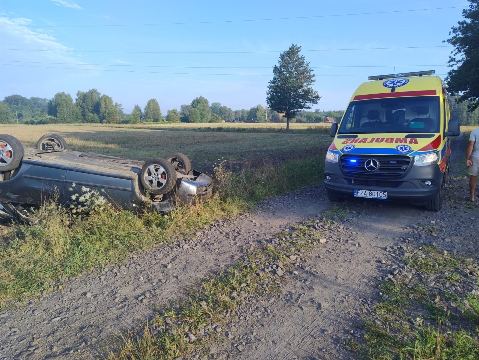 1/5 - Wypadek, auto na dachu. Są poszkodowani. Przyleciał śmigłowiec LPR