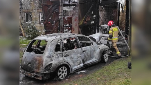 Pożar budynku w gminie Słońsk. W środku było auto, spłonęło doszczętnie (ZDJĘCIA)