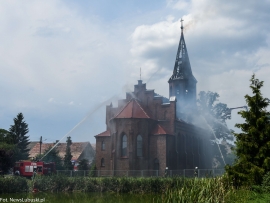 Pożar kościoła w Lutolu Suchym. Część dachu runęła do środka (ZDJĘCIA)
