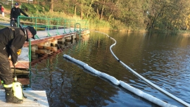 Tajemnicza plama na powierzchni jeziora w Kłodawie. "To substancja ropopochodna" (ZDJĘCIA)