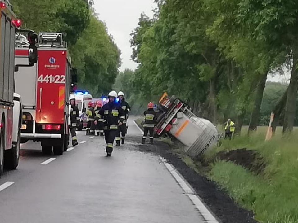 Na trasie Żagań-Szprotawa przewróciła się ciężarówka. Droga zablokowana