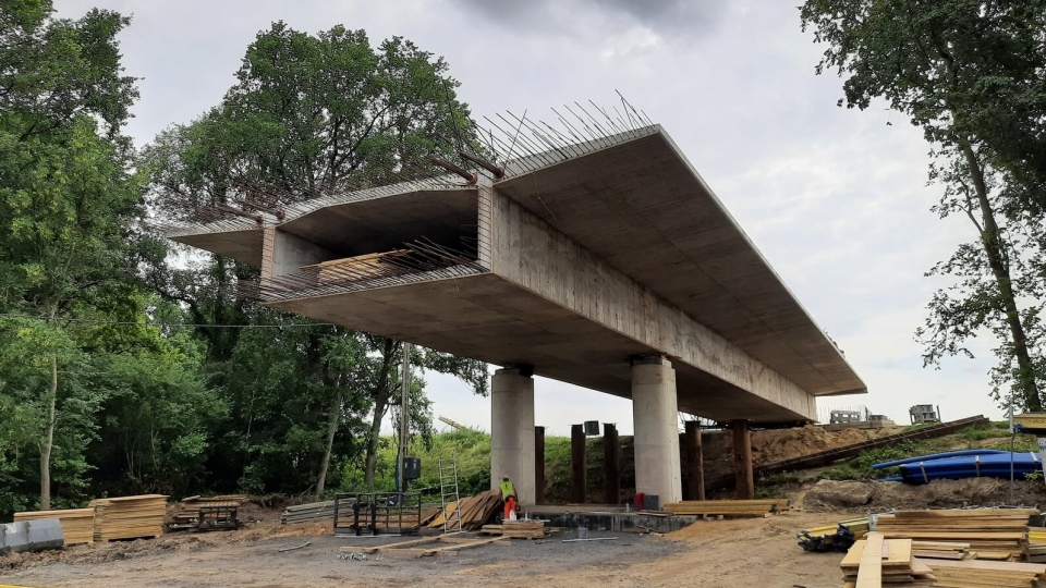 Trwa budowa mostu w Milsku. Inwestycja za 80 milionów rośnie w oczach (ZDJĘCIA)