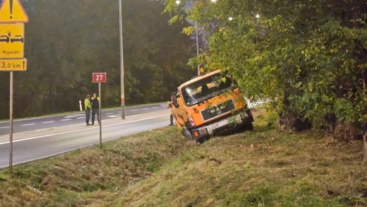 Zdarzenie drogowe na krajowej &quot;27&quot; pod Zieloną Górą. Ciężarówka wypadła z drogi