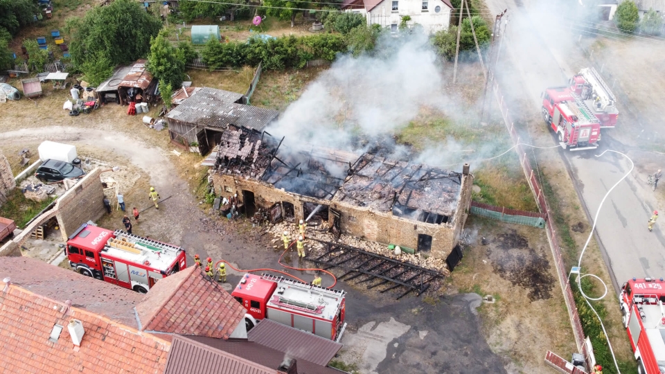 Pożar koło Szprotawy. Spłonął budynek gospodarczy. Dach zawalił się do środka (ZDJĘCIA)