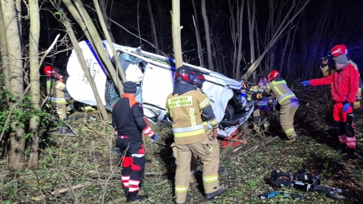 tragiczny-wypadek-auto-roztrzaskalo-sie-o-drzewa-jest-ofiara-smiertelna-sa-ranni