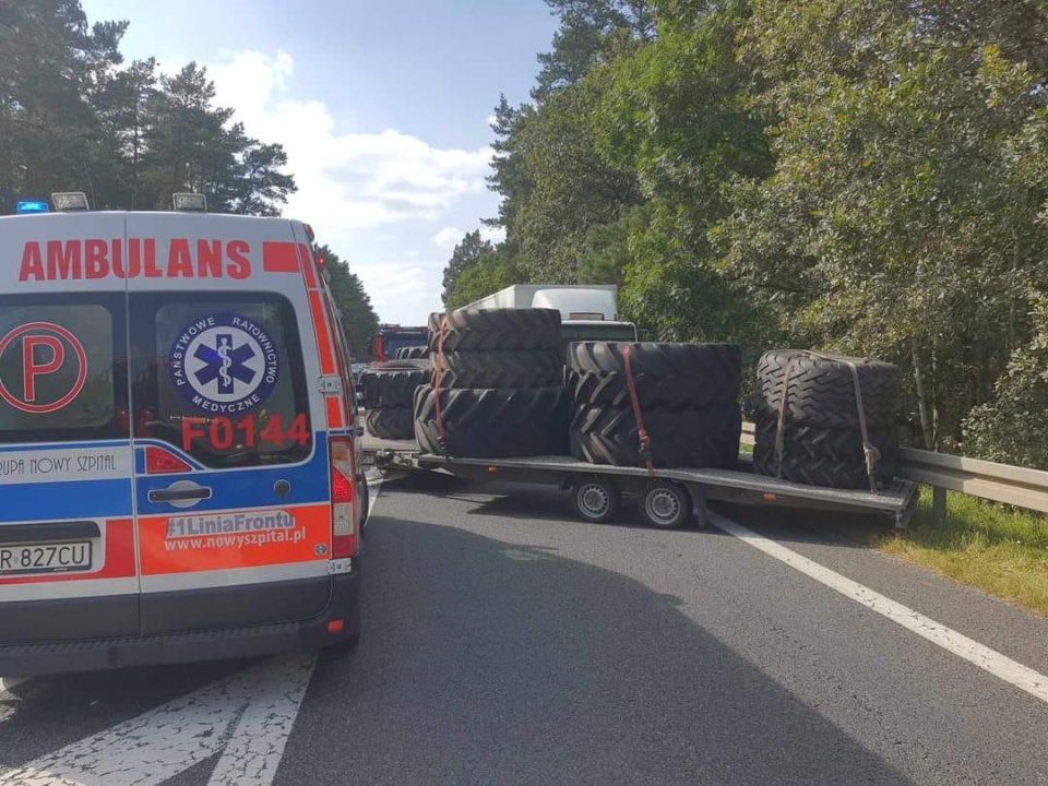 3/4 - Wypadek na krajowej "24". Czołówka lawety z ciężarówką