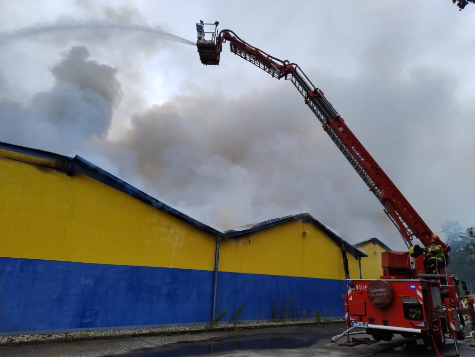 3/3 - Pożar marketu budowlanego w Żaganiu. Kłęby czarnego dymu widać z daleka