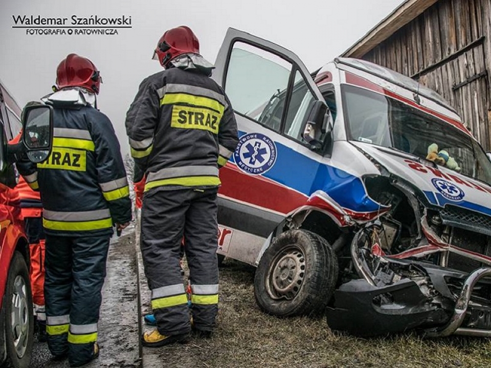 Zderzenie ambulansu i BMW (ZDJĘCIA)