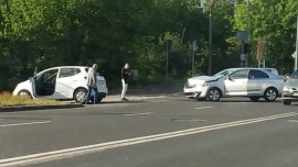 Zderzenie dwóch osobówek na skrzyżowaniu w Zielonej Górze. Jedna osoba poszkodowana
