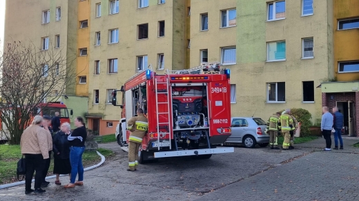Pożar w bloku w Czerwieńsku. Dwie osoby poszkodowane, jedna jest poparzona (ZDJĘCIA)