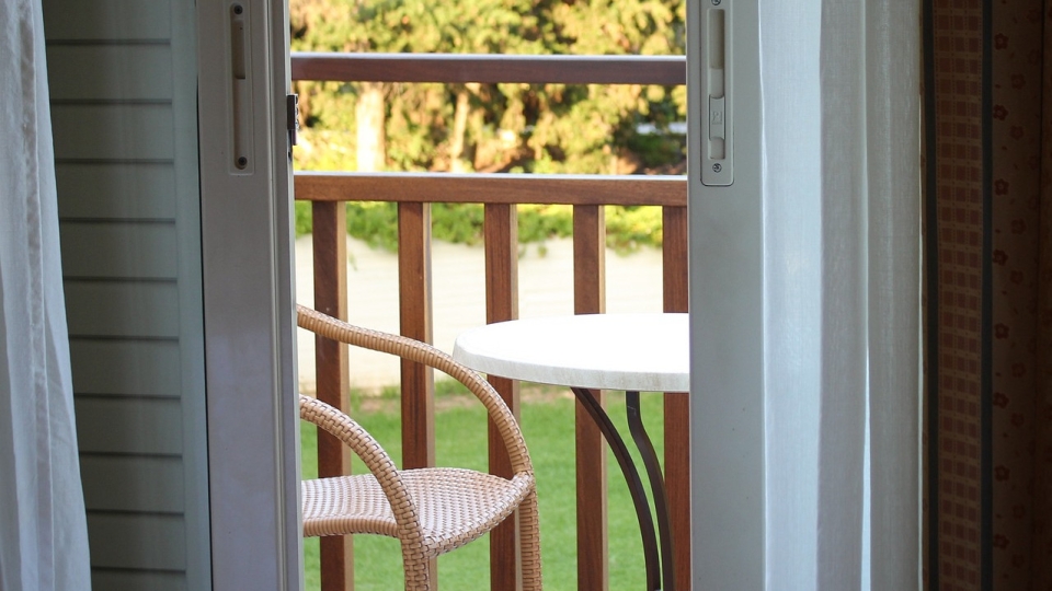 Jak urządzić mały balkon: 5 pomysłów na funkcjonalne meble