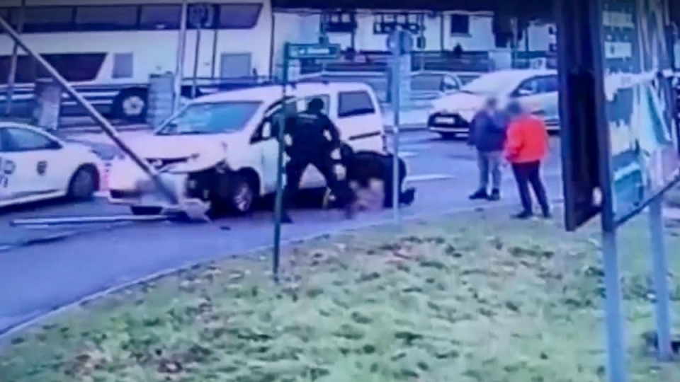 Zielona Góra: Kobieta zasłabła za kierownicą i uderzyła w lampę!