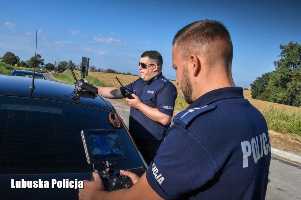 4/5 - Policja z dronem polowała na kierowców. Posypały się mandaty