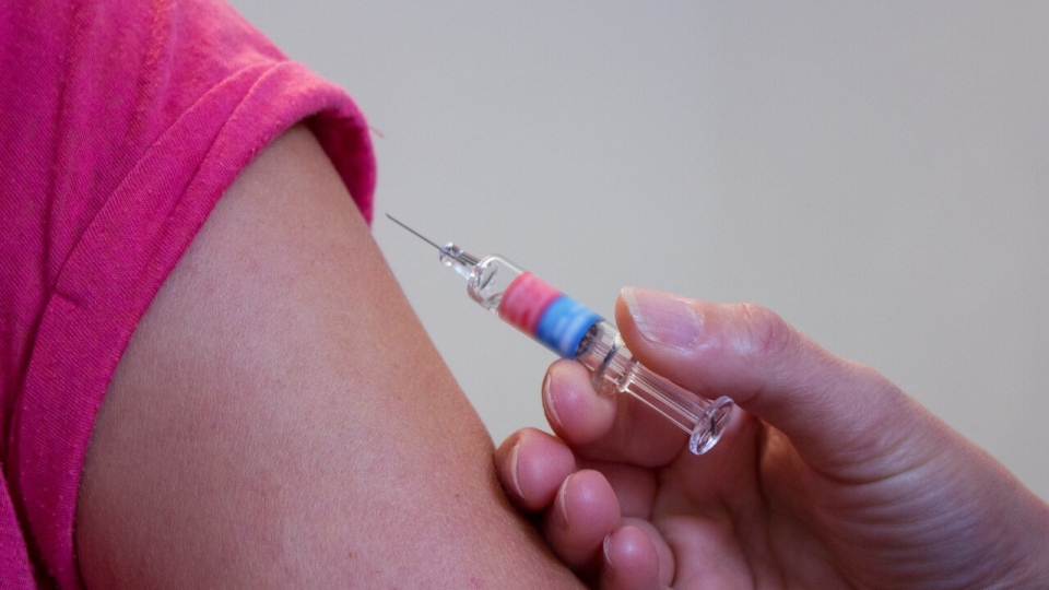 Transport ze szczepionkami na koronawirusa dotarł do Polski