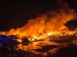 Ogromny pożar wysypiska śmieci w Dąbrówce Wielkopolskiej (ZDJĘCIA, RELACJA)