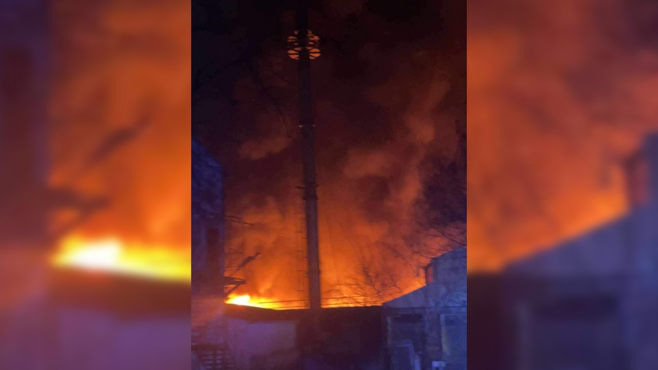 Płonie opuszczony budynek w Sulechowie. Łuna ognia widoczna z daleka