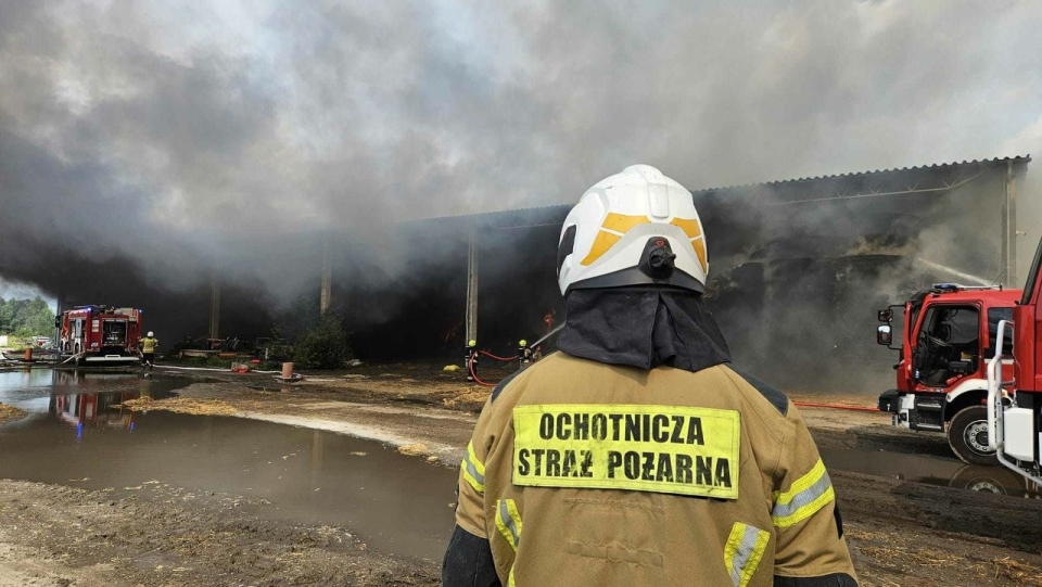 2/4 - Pożar pod Gorzowem. Płonie wiata ze słomą