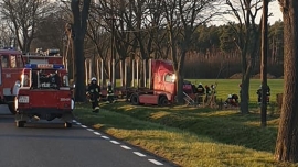 Wypadek koło Cybinki. Ciężarówka uderzyła w drzewo. Kierowca był uwięziony (ZDJĘCIA)