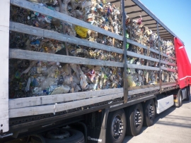 Ciężarówka pełna odpadów z Niemiec wjechała do Polski. Towar zdradził rój much nad pojazdem