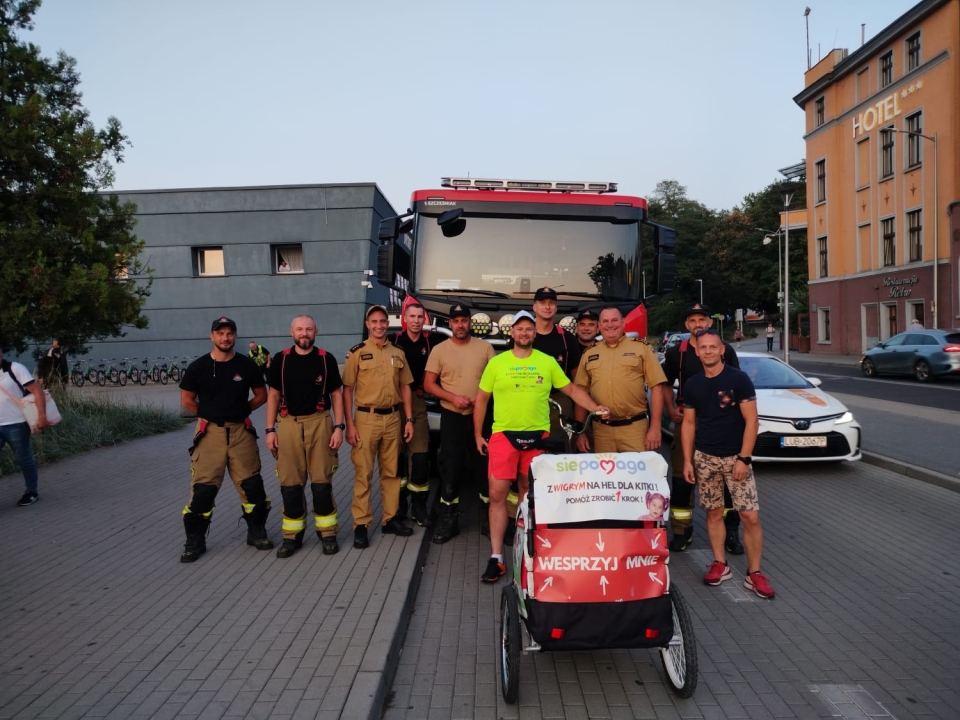 3/5 - Wyjątkowy wyczyn. Dla chorej Emilki przejechał rowerem na Hel