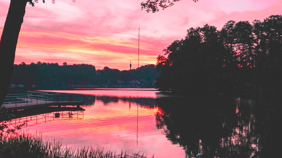 Planujesz wakacje nad jeziorem? Odkryj domki Lake-Park i odpocznij miejskiego zgiełku!