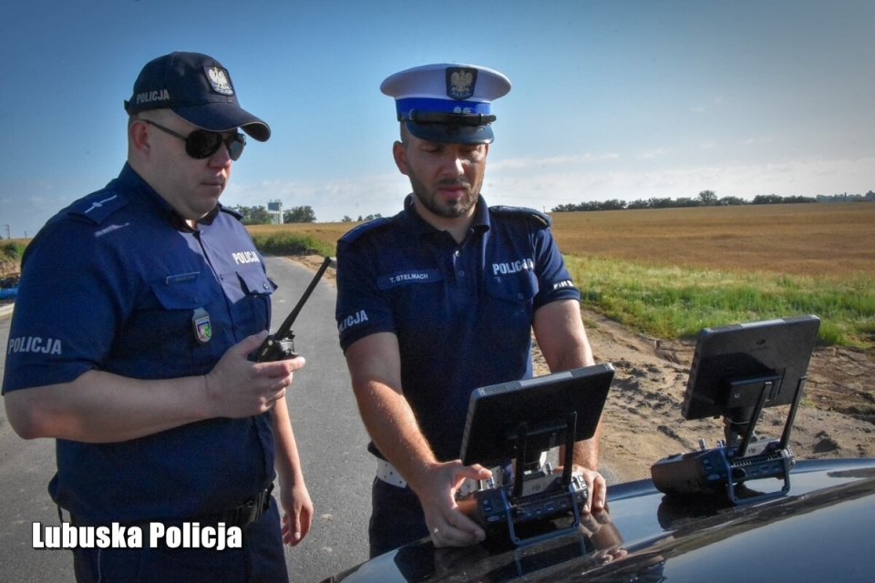 2/5 - Policja z dronem polowała na kierowców. Posypały się mandaty