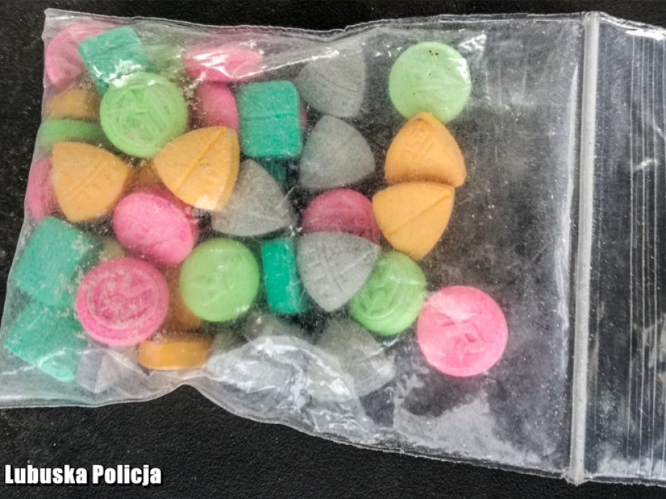 Policjanci zabezpieczyli 5 kg amfetaminy i kilkadziesiąt tabletek ecstasy. Dilerzy usłyszeli 31 zarzutów (ZDJĘCIA i FILM)