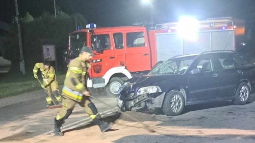 Rozbił auto na krajowej &quot;32&quot; koło Zielonej Góry. Kierowca uciekł