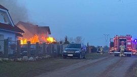 Pożar wiaty na Osiedlu Poznańskim koło Gorzowa. W akcji 4 zastępy straży pożarnej