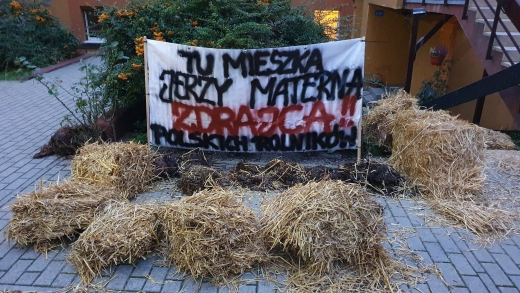 Rolnicy rozrzucili obornik przed domem posła PiS Jerzego Materny w Zielonej Górze!