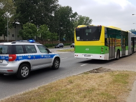 Osobówka zderzyła się z autobusem MZK. Ranna pasażerka opatrzona w karetce (ZDJĘCIA)