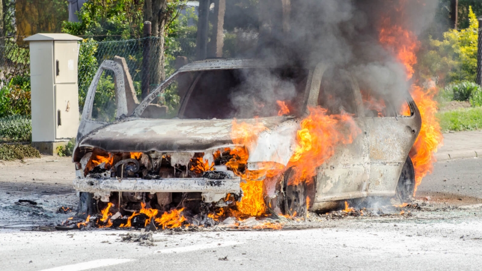 Pożar samochodu w Nowogrodzie Bobrzańskim. Auto doszczętnie spłonęło (ZDJĘCIA)