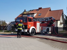 Pożar domu w podzielonogórskim Droszkowie. W akcji 6 zastepów straży pożarnej (ZDJĘCIA)