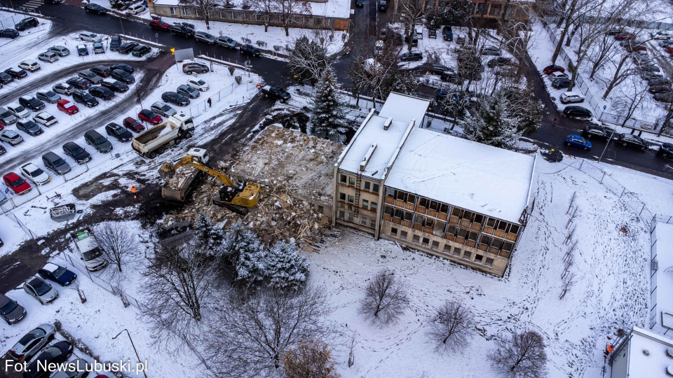 Trwa rozbiórka budynku na terenie szpitala w Zielonej Górze. Co tutaj powstanie?