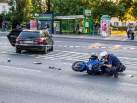 Wypadek motocyklisty w Zielonej Górze. Kierowca osobówki wymusił na nim pierwszeństwo (ZDJĘCIA)